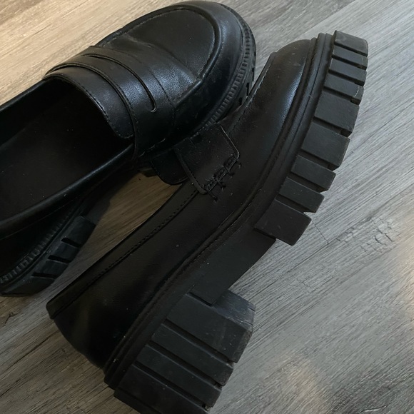 ⭐️ Women’s Loafers ⭐️ - Picture 1 of 2